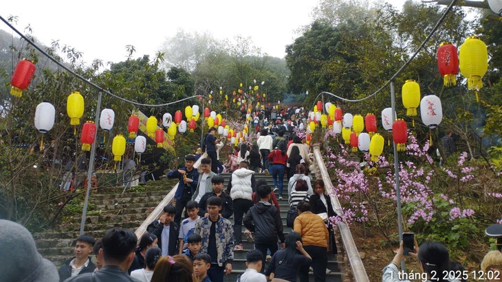 Dòng người nô nức trẩy hội chùa Hương Tích- Ảnh 7. Dòng người nô nức trẩy hội chùa Hương Tích- Ảnh 7.
