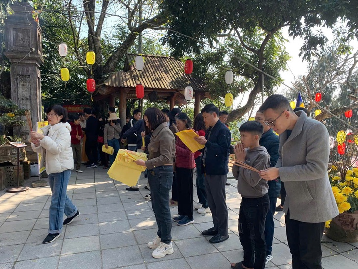 Dòng người nô nức trẩy hội chùa Hương Tích- Ảnh 6. Dòng người nô nức trẩy hội chùa Hương Tích- Ảnh 6.