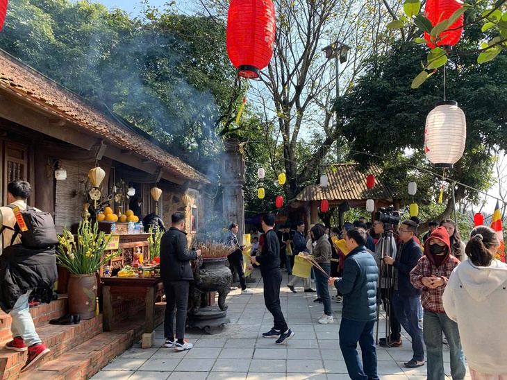 Dòng người nô nức trẩy hội chùa Hương Tích- Ảnh 8. Dòng người nô nức trẩy hội chùa Hương Tích- Ảnh 8.