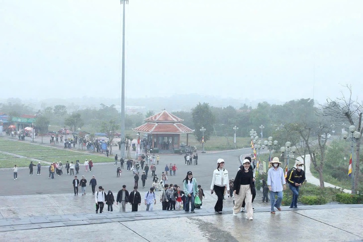 Dòng người nô nức trẩy hội chùa Hương Tích- Ảnh 1. Dòng người nô nức trẩy hội chùa Hương Tích- Ảnh 1.