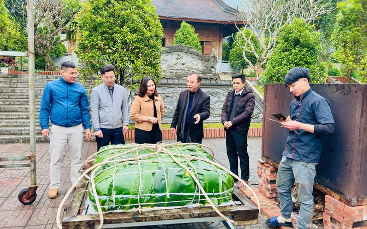 Người dân Hà Tĩnh gói bánh chưng 300kg cung tiến Hải Thượng Lãn Ông Lê Hữu Trác