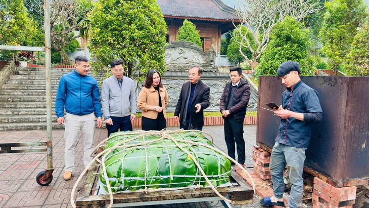 Người dân Hà Tĩnh gói bánh chưng 300kg cung tiến Hải Thượng Lãn Ông Lê Hữu Trác- Ảnh 2. Người dân Hà Tĩnh gói bánh chưng 300kg cung tiến Hải Thượng Lãn Ông Lê Hữu Trác- Ảnh 2.