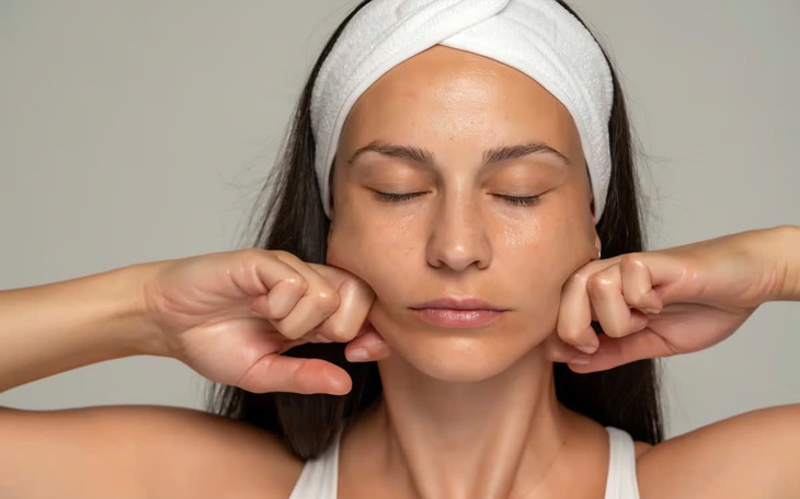 7 bước massage mặt trước khi đi ngủ giúp da khỏe đẹp