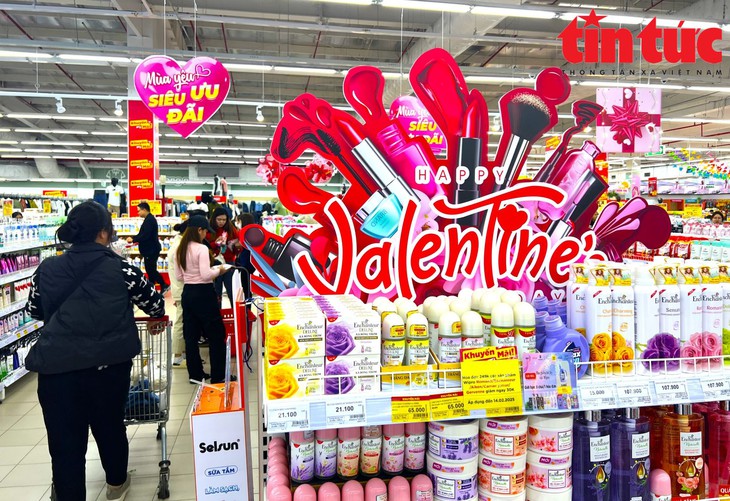 Sôi động thị trường quà tặng ngày lễ tình nhân Valentine 2025- Ảnh 3.