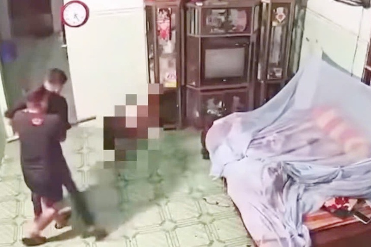 Truy tìm nhóm người dùng hung khí chém gục nam thanh niên đang ngủ trong nhà- Ảnh 1. Truy tìm nhóm người dùng hung khí chém gục nam thanh niên đang ngủ trong nhà- Ảnh 1.
