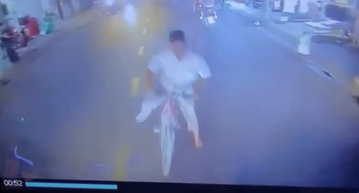 Người đàn ông đi xe đạp chặn, đập đầu xe buýt gây náo loạn ở TPHCM- Ảnh 1. Người đàn ông đi xe đạp chặn, đập đầu xe buýt gây náo loạn ở TPHCM- Ảnh 1.