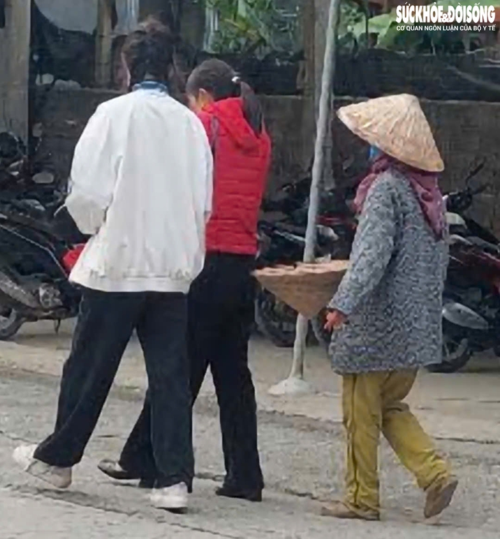 Nhiều thông tin bất ngờ từ vụ ăn xin bủa vây Đền bờ sông Hải Dương- Ảnh 1.