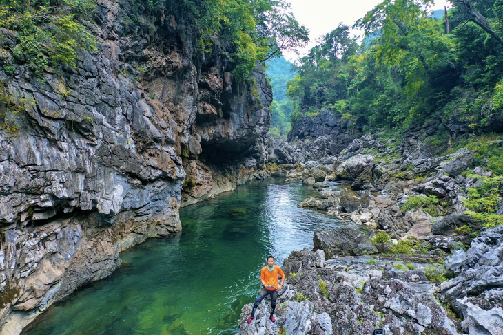 Cơ duyên tìm ra hồ nước bí ẩn treo trên vách hang động ở vùng núi đá vôi hàng trăm triệu năm tuổi- Ảnh 1. Cơ duyên tìm ra hồ nước bí ẩn treo trên vách hang động ở vùng núi đá vôi hàng trăm triệu năm tuổi- Ảnh 1.