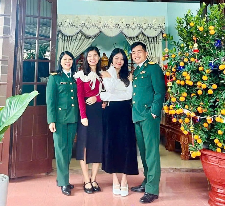 Vừa tốt nghiệp đại học, nữ sinh viết đơn xin nhập ngũ nối tiếp truyền thống gia đình- Ảnh 1. Vừa tốt nghiệp đại học, nữ sinh viết đơn xin nhập ngũ nối tiếp truyền thống gia đình- Ảnh 1.