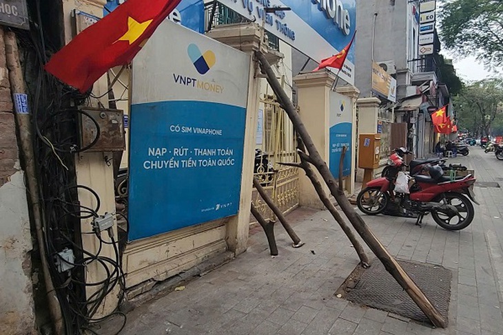 Hà Nội: Cám cảnh bức tường nứt toác, đổ nghiêng được ‘chống nạng’ trên phố Nguyễn Thái Học- Ảnh 2. Hà Nội: Cám cảnh bức tường nứt toác, đổ nghiêng được ‘chống nạng’ trên phố Nguyễn Thái Học- Ảnh 2.