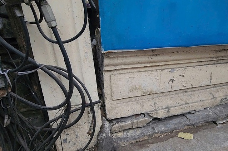 Hà Nội: Cám cảnh bức tường nứt toác, đổ nghiêng được ‘chống nạng’ trên phố Nguyễn Thái Học- Ảnh 4. Hà Nội: Cám cảnh bức tường nứt toác, đổ nghiêng được ‘chống nạng’ trên phố Nguyễn Thái Học- Ảnh 4.