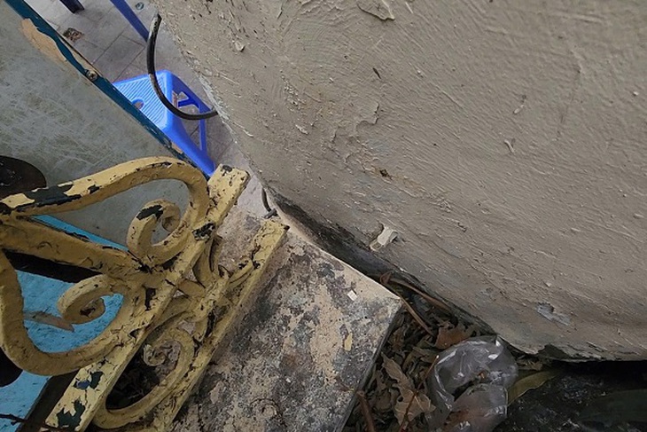 Hà Nội: Cám cảnh bức tường nứt toác, đổ nghiêng được ‘chống nạng’ trên phố Nguyễn Thái Học- Ảnh 3. Hà Nội: Cám cảnh bức tường nứt toác, đổ nghiêng được ‘chống nạng’ trên phố Nguyễn Thái Học- Ảnh 3.