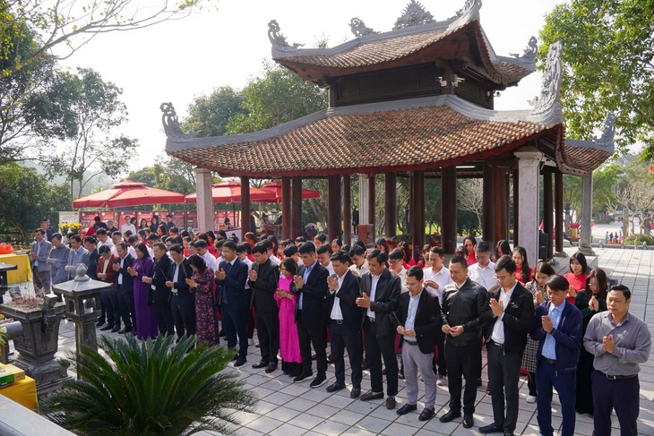 Ngành Y tế Nghệ An dâng hương tại phần mộ Đại danh y Hải Thượng Lãn Ông Lê Hữu Trác ở huyện Hương Sơn, tỉnh Hà Tĩnh.