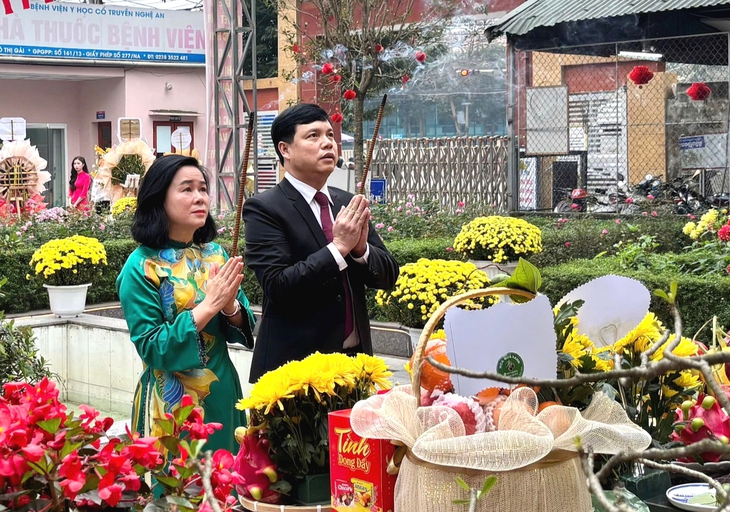TS.BSCKII Lê Thị Hoài Chung - Giám đốc Sở Y tế và lãnh đạo Bệnh viện YHCT Nghệ An dâng hương tưởng nhớ Đại danh y Hải Thượng Lãn Ông Lê Hữu Trác.