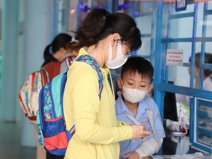 TPHCM: Nhiều người đi tiêm vaccine phòng cúm, thuốc Tamiflu tăng giá- Ảnh 3. TPHCM: Nhiều người đi tiêm vaccine phòng cúm, thuốc Tamiflu tăng giá- Ảnh 3.
