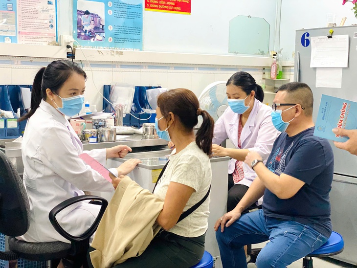 TPHCM: Nhiều người đi tiêm vaccine phòng cúm, thuốc Tamiflu tăng giá- Ảnh 1. TPHCM: Nhiều người đi tiêm vaccine phòng cúm, thuốc Tamiflu tăng giá- Ảnh 1.