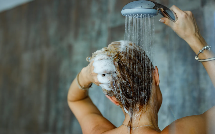 Vào mùa đông có nên gội đầu bằng nước nóng?