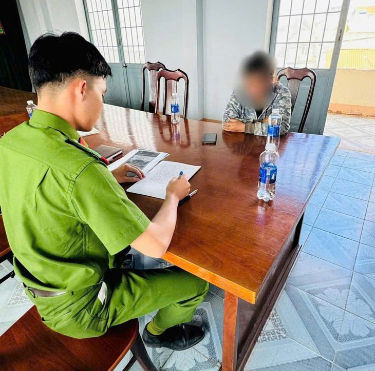 Công an làm việc với cô gái bịa chuyện ‘có xe bắt cóc trẻ em’- Ảnh 2. Công an làm việc với cô gái bịa chuyện ‘có xe bắt cóc trẻ em’- Ảnh 2.