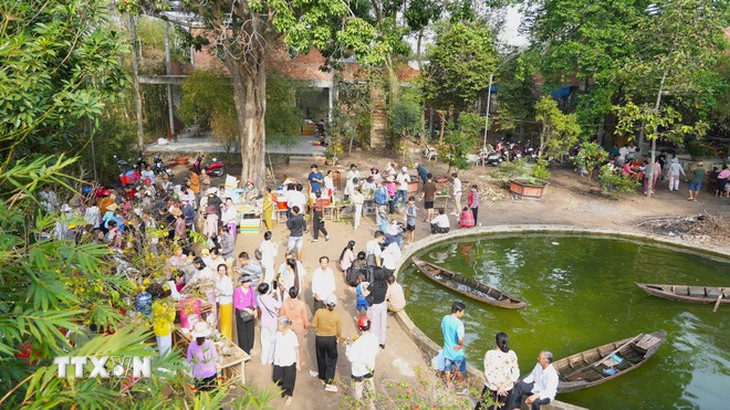 Độc đáo lấy lá cây để 'giao dịch' hàng hóa tại phiên chợ lá ở Tây Ninh- Ảnh 2. Độc đáo lấy lá cây để 'giao dịch' hàng hóa tại phiên chợ lá ở Tây Ninh- Ảnh 2.