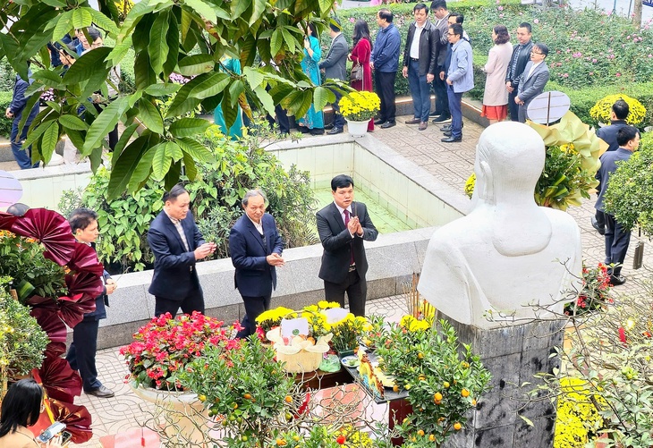 Cán bộ ngành Y tế Nghệ An dân hương tưởng nhớ Đại danh y Hải Thượng Lãn Ông Lê Hữu Trác.