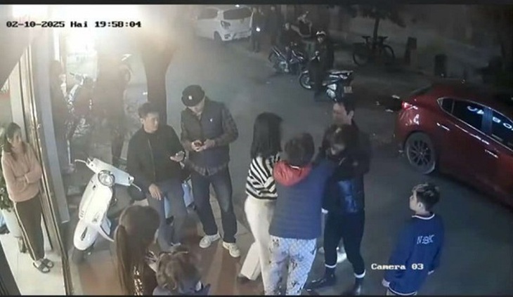 Một phụ nữ bị đánh gãy mũi vì nhắc ‘chó phải đeo rọ mõm, không vệ sinh ngoài đường’- Ảnh 1. Một phụ nữ bị đánh gãy mũi vì nhắc ‘chó phải đeo rọ mõm, không vệ sinh ngoài đường’- Ảnh 1.
