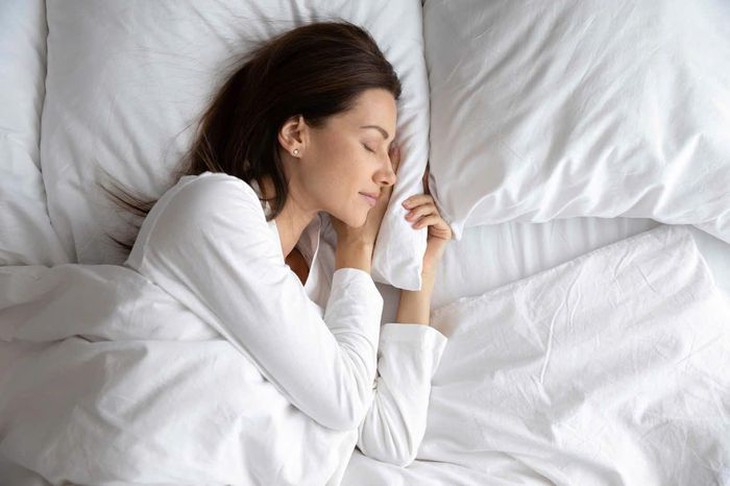 3 chất dinh dưỡng nên ăn vào buổi tối giúp ngủ ngon- Ảnh 1.