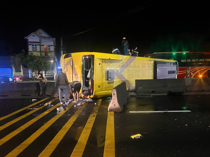 Khởi tố tài xế gây tai nạn làm 3 người trên xe khách tử vong ở Phú Yên- Ảnh 2. Khởi tố tài xế gây tai nạn làm 3 người trên xe khách tử vong ở Phú Yên- Ảnh 2.