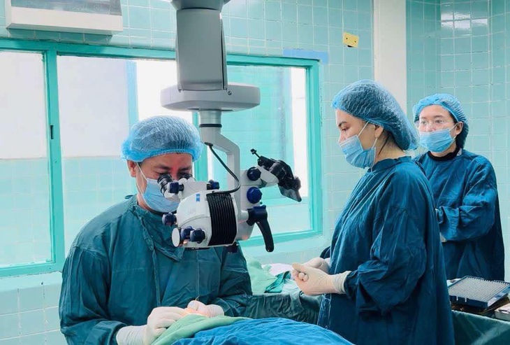Lần đầu tiên BV hữu nghị Việt Nam-Cuba Đồng Hới ứng dụng keo dán sinh học trong phẫu thuật mắt- Ảnh 1. Lần đầu tiên BV hữu nghị Việt Nam-Cuba Đồng Hới ứng dụng keo dán sinh học trong phẫu thuật mắt- Ảnh 1.