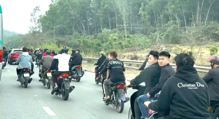 Video nhóm thanh niên đi xe máy không đội mũ bảo hiểm, dàn hàng ngang trên quốc lộ- Ảnh 1. Video nhóm thanh niên đi xe máy không đội mũ bảo hiểm, dàn hàng ngang trên quốc lộ- Ảnh 1.