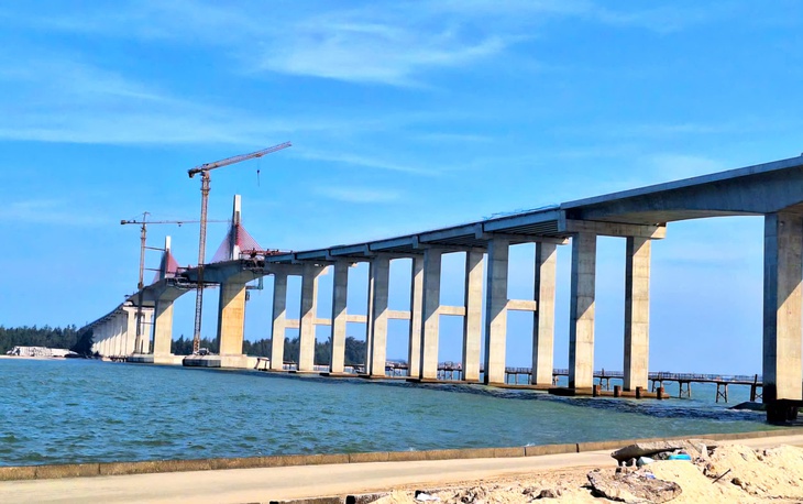Tiến độ cầu vượt cửa biển thuộc dự án nghìn tỷ ở Huế hiện ra sao?- Ảnh 1. Tiến độ cầu vượt cửa biển thuộc dự án nghìn tỷ ở Huế hiện ra sao?- Ảnh 1.