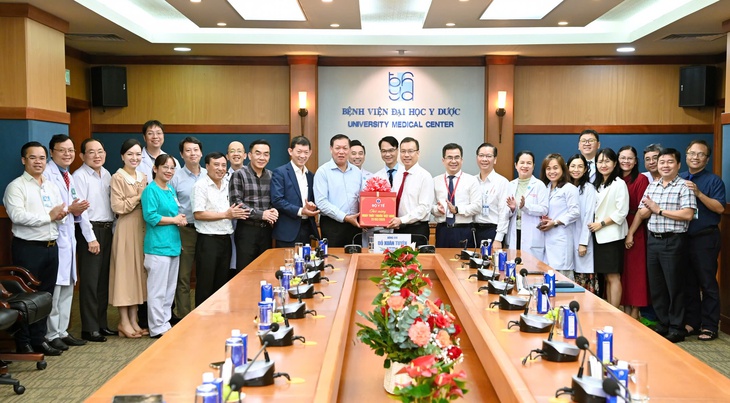 Thứ trưởng Bộ Y tế thăm, chúc mừng các bệnh viện phía Nam nhân Ngày thầy thuốc Việt Nam- Ảnh 2. Thứ trưởng Bộ Y tế thăm, chúc mừng các bệnh viện phía Nam nhân Ngày thầy thuốc Việt Nam- Ảnh 2.