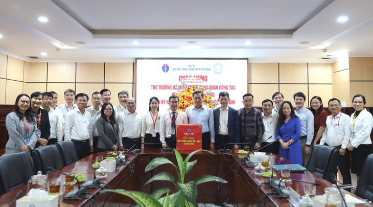 Thứ trưởng Bộ Y tế thăm, chúc mừng các bệnh viện phía Nam nhân Ngày thầy thuốc Việt Nam- Ảnh 3. Thứ trưởng Bộ Y tế thăm, chúc mừng các bệnh viện phía Nam nhân Ngày thầy thuốc Việt Nam- Ảnh 3.
