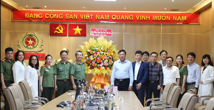 Thứ trưởng Bộ Y tế thăm, chúc mừng các bệnh viện phía Nam nhân Ngày thầy thuốc Việt Nam- Ảnh 4. Thứ trưởng Bộ Y tế thăm, chúc mừng các bệnh viện phía Nam nhân Ngày thầy thuốc Việt Nam- Ảnh 4.