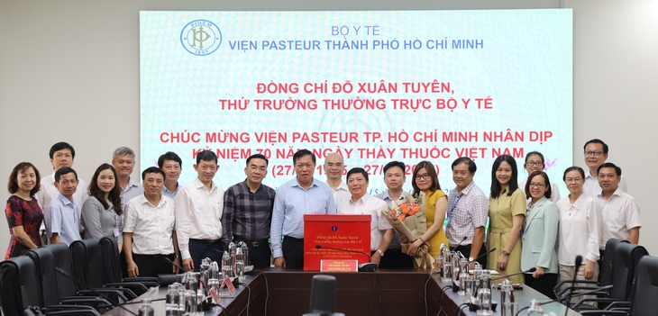 Thứ trưởng Bộ Y tế thăm, chúc mừng các bệnh viện phía Nam nhân Ngày thầy thuốc Việt Nam- Ảnh 5. Thứ trưởng Bộ Y tế thăm, chúc mừng các bệnh viện phía Nam nhân Ngày thầy thuốc Việt Nam- Ảnh 5.