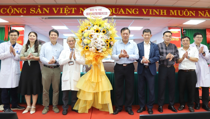 Thứ trưởng Bộ Y tế thăm, chúc mừng các bệnh viện phía Nam nhân Ngày thầy thuốc Việt Nam- Ảnh 6. Thứ trưởng Bộ Y tế thăm, chúc mừng các bệnh viện phía Nam nhân Ngày thầy thuốc Việt Nam- Ảnh 6.