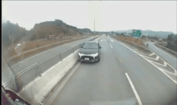 Xử phạt nữ tài xế 35 triệu đồng vì đi ngược chiều trên cao tốc Nội Bài - Lào Cai- Ảnh 2. Xử phạt nữ tài xế 35 triệu đồng vì đi ngược chiều trên cao tốc Nội Bài - Lào Cai- Ảnh 2.