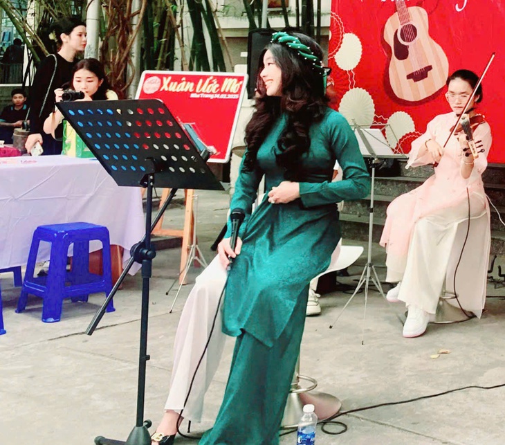 Học sinh mang âm nhạc và quà tặng đến với bệnh nhân dịp cuối tuần- Ảnh 1. Học sinh mang âm nhạc và quà tặng đến với bệnh nhân dịp cuối tuần- Ảnh 1.