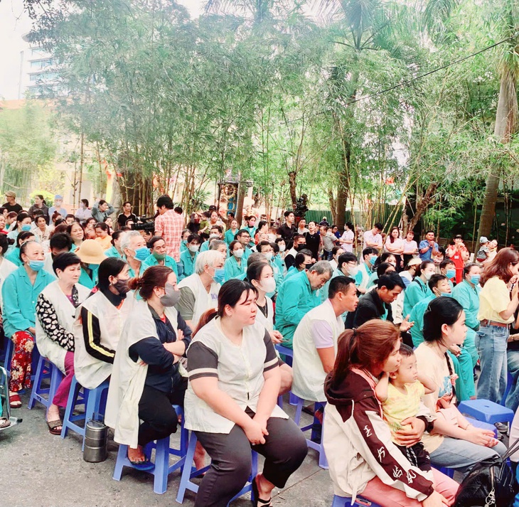 Học sinh mang âm nhạc và quà tặng đến với bệnh nhân dịp cuối tuần- Ảnh 2. Học sinh mang âm nhạc và quà tặng đến với bệnh nhân dịp cuối tuần- Ảnh 2.