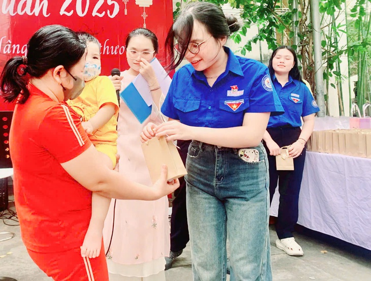 Học sinh mang âm nhạc và quà tặng đến với bệnh nhân dịp cuối tuần- Ảnh 3. Học sinh mang âm nhạc và quà tặng đến với bệnh nhân dịp cuối tuần- Ảnh 3.