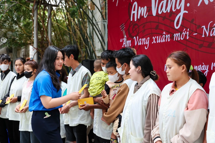 Học sinh mang âm nhạc và quà tặng đến với bệnh nhân dịp cuối tuần- Ảnh 4. Học sinh mang âm nhạc và quà tặng đến với bệnh nhân dịp cuối tuần- Ảnh 4.