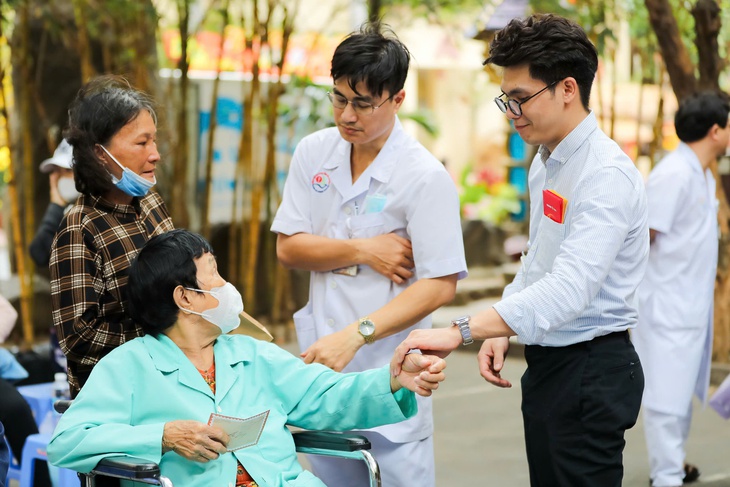 Học sinh mang âm nhạc và quà tặng đến với bệnh nhân dịp cuối tuần- Ảnh 5. Học sinh mang âm nhạc và quà tặng đến với bệnh nhân dịp cuối tuần- Ảnh 5.