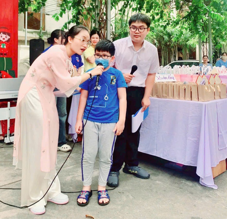 Học sinh mang âm nhạc và quà tặng đến với bệnh nhân dịp cuối tuần- Ảnh 8. Học sinh mang âm nhạc và quà tặng đến với bệnh nhân dịp cuối tuần- Ảnh 8.