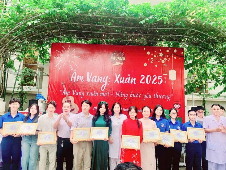 Học sinh mang âm nhạc và quà tặng đến với bệnh nhân dịp cuối tuần- Ảnh 11. Học sinh mang âm nhạc và quà tặng đến với bệnh nhân dịp cuối tuần- Ảnh 11.
