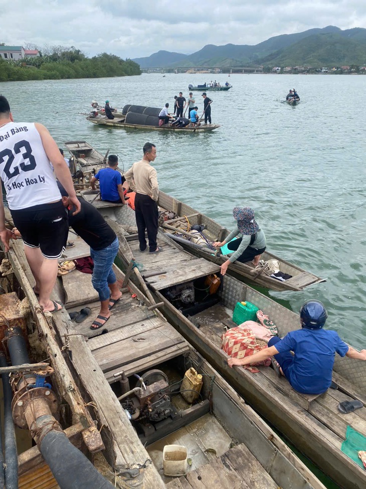 Chìm thuyền khi qua sông Gianh, 3 người bơi vào bờ, 1 người tử vong- Ảnh 1. Chìm thuyền khi qua sông Gianh, 3 người bơi vào bờ, 1 người tử vong- Ảnh 1.