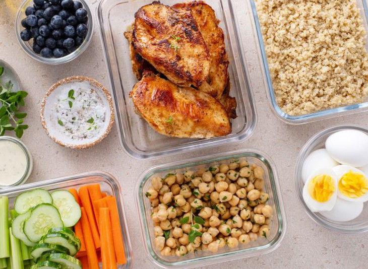 khái niệm chuẩn bị bữa ăn giàu protein với gà đậu gà quinoa trứng luộc chín rau củ và quả việt quất trong hộp đựng riêng