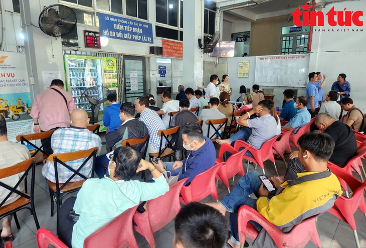 TP Hồ Chí Minh: Các điểm đổi giấy phép lái xe quá tải, làm việc tới đêm khuya- Ảnh 1.