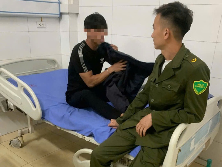 Ngăn chặn nam thanh niên định nhảy cầu vì mâu thuẫn chuyện tình cảm- Ảnh 1. Ngăn chặn nam thanh niên định nhảy cầu vì mâu thuẫn chuyện tình cảm- Ảnh 1.