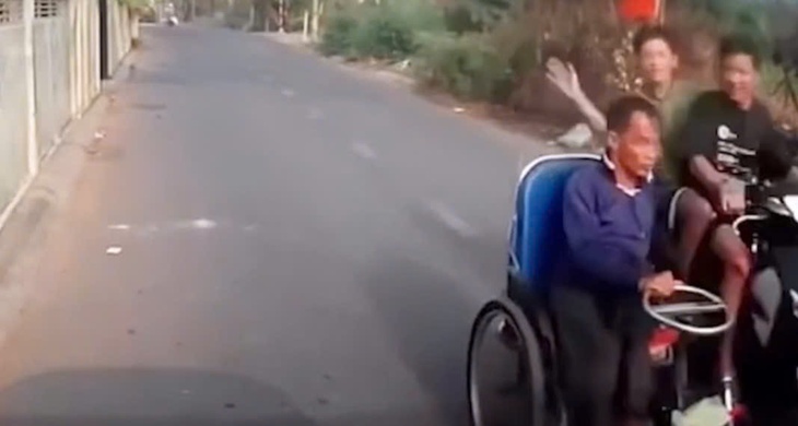 Công an xác minh clip người đàn ông khuyết tật bị hai thanh niên đi xe máy không mũ bảo hiểm tát vào đầu- Ảnh 1. Công an xác minh clip người đàn ông khuyết tật bị hai thanh niên đi xe máy không mũ bảo hiểm tát vào đầu- Ảnh 1.