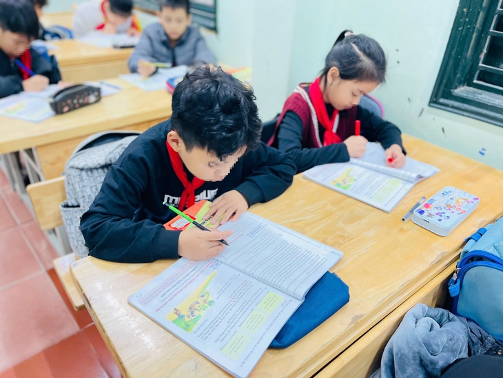 Thông tư 29 đi vào cuộc sống: Phụ huynh đôn đáo tìm người đón con sau giờ học- Ảnh 1. Thông tư 29 đi vào cuộc sống: Phụ huynh đôn đáo tìm người đón con sau giờ học- Ảnh 1.
