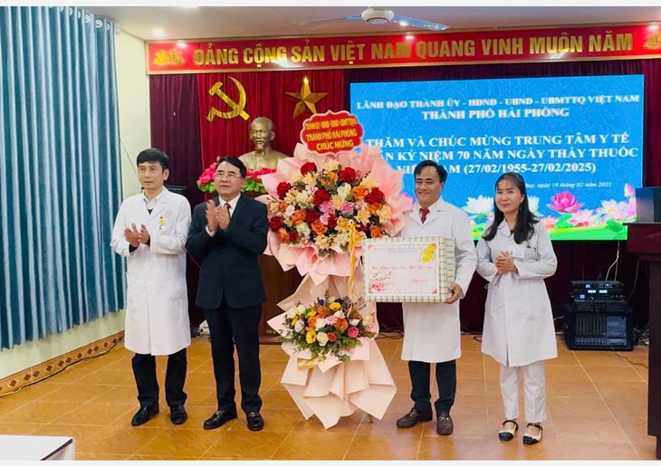 TP Hải Phòng tặng quà các tập thể, cá nhân tiêu biểu ngành y tế- Ảnh 1. TP Hải Phòng tặng quà các tập thể, cá nhân tiêu biểu ngành y tế- Ảnh 1.